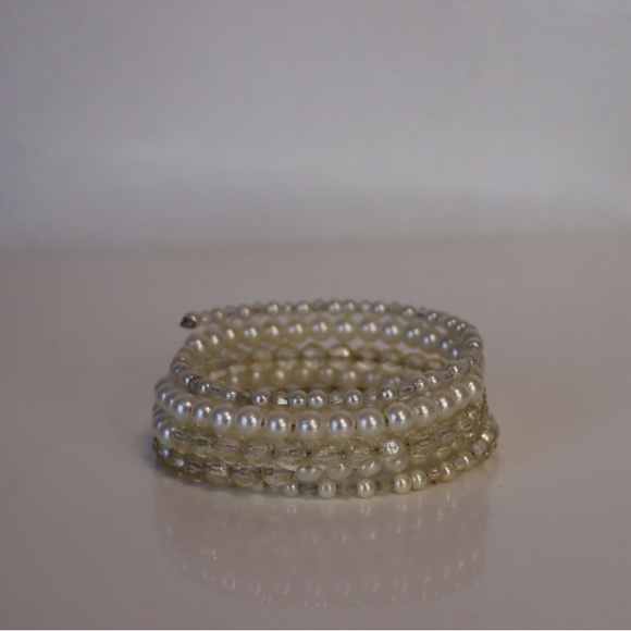WHITE BEADED BRACELET - Picture 1 of 2
